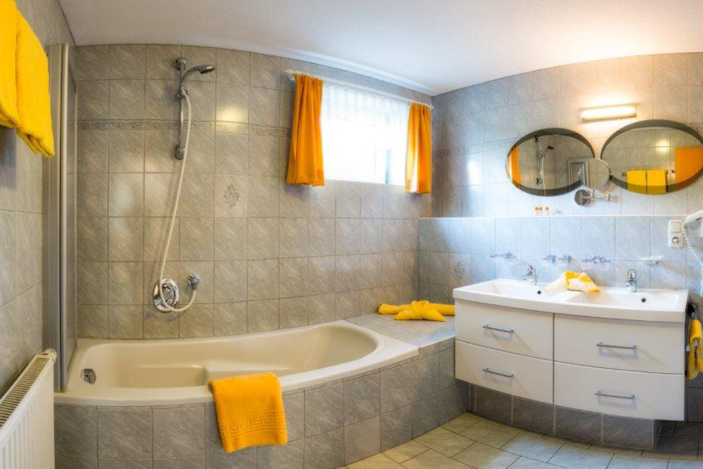 Ferienwohnung 1 Badezimmer mit Du, Badewanne und WC.